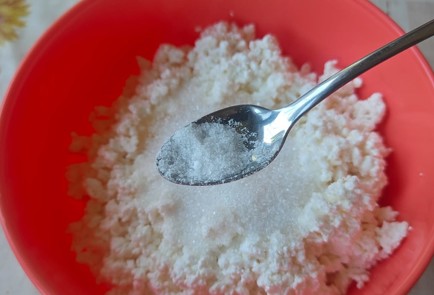 Фото шага рецепта Сырники с вишней 186483 шаг 3  