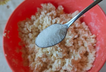 Фото шага рецепта Сырники с вишней 186483 шаг 4  