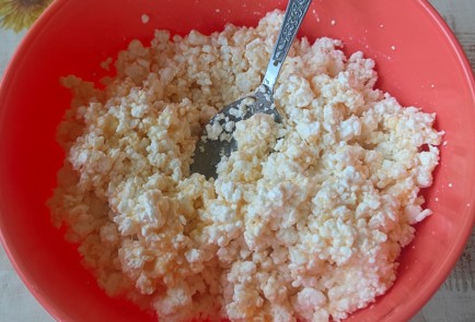 Фото шага рецепта Сырники с вишней 186483 шаг 5  