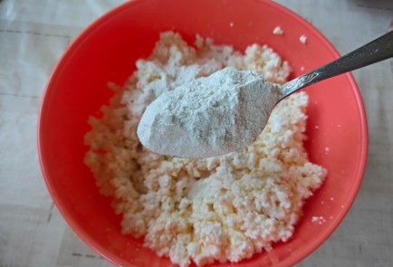 Фото шага рецепта Сырники с вишней 186483 шаг 6  