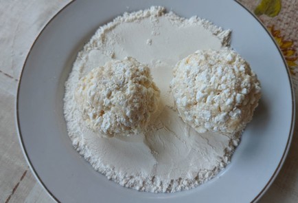 Фото шага рецепта Сырники с вишней 186483 шаг 7  