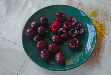 Фото шага рецепта Сырники с вишней 186483 шаг 8  