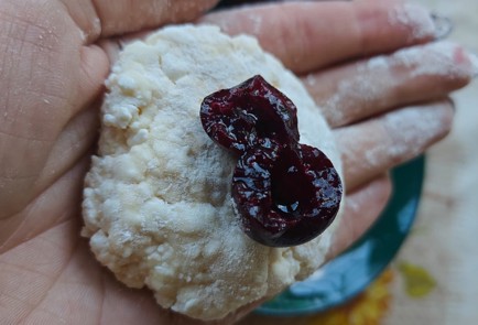 Фото шага рецепта Сырники с вишней 186483 шаг 9  