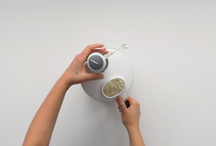 Фото шага рецепта Сырники с ягодами 151671 шаг 1