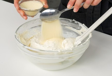 Фото шага рецепта Сырники с ягодами 151671 шаг 3