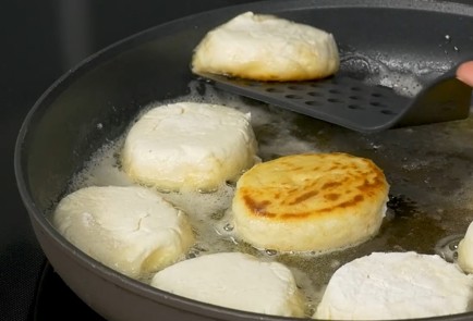 Фото шага рецепта Сырники со сгущенкой 151672 шаг 8  