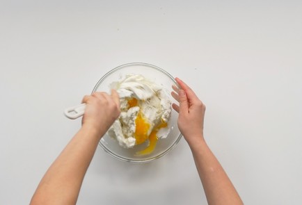 Фото шага рецепта Сырники со сметаной 151445 шаг 2  