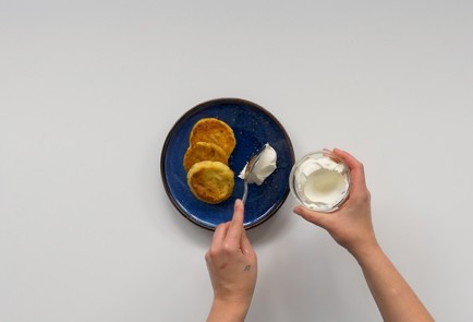 Фото шага рецепта Сырники со сметаной 151445 шаг 8  