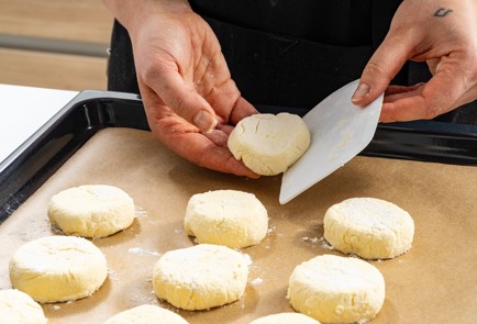 Фото шага рецепта Сырники в духовке 188078 шаг 8  