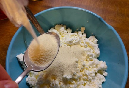 Фото шага рецепта Сырники в сливочнойогуртовой заливке в духовке 175939 шаг 3  