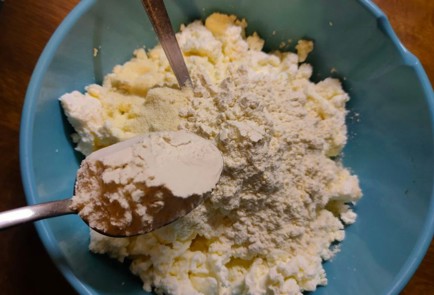 Фото шага рецепта Сырники в сливочнойогуртовой заливке в духовке 175939 шаг 4  