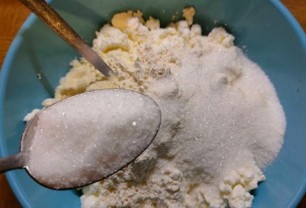 Фото шага рецепта Сырники в сливочнойогуртовой заливке в духовке 175939 шаг 5  