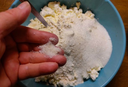 Фото шага рецепта Сырники в сливочнойогуртовой заливке в духовке 175939 шаг 6  