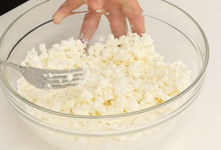 Фото шага рецепта Сырники 125614 шаг 2  