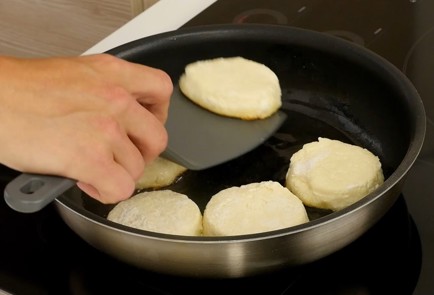 Фото шага рецепта Сырники 125614 шаг 7  