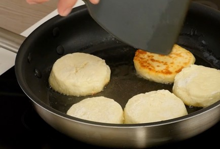 Фото шага рецепта Сырники 125614 шаг 8  