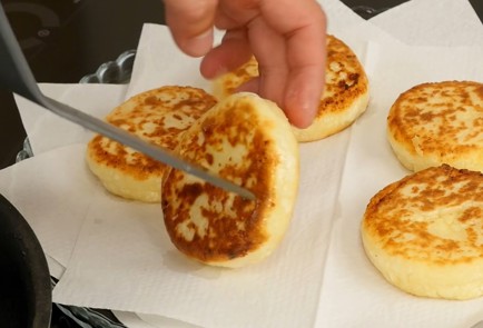 Фото шага рецепта Сырники 125614 шаг 9  