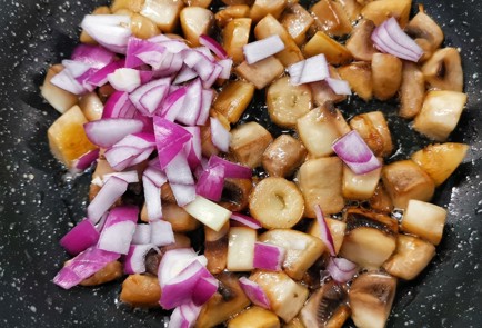 Фото шага рецепта Сырносливочный жюльен 173406 шаг 4  