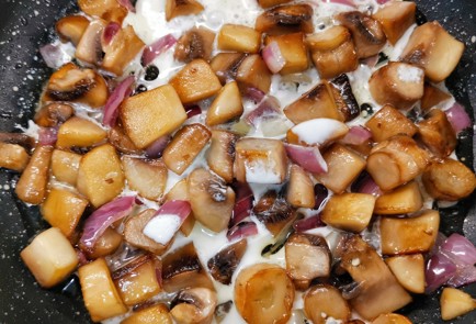 Фото шага рецепта Сырносливочный жюльен 173406 шаг 6  