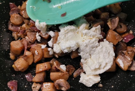 Фото шага рецепта Сырносливочный жюльен 173406 шаг 9  