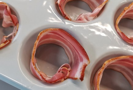 Фото шага рецепта Сырнояичные маффины 174445 шаг 1  