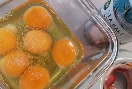 Фото шага рецепта Сырнояичные маффины 174445 шаг 2  