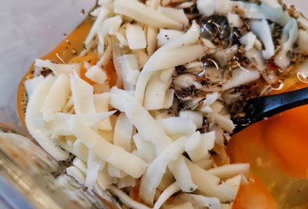 Фото шага рецепта Сырнояичные маффины 174445 шаг 5  