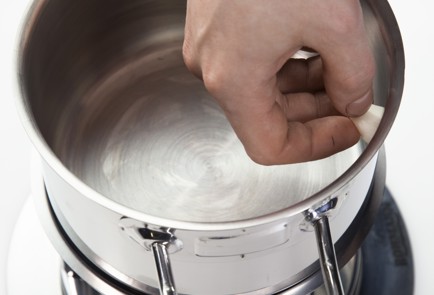 Фото шага рецепта Сырное фондю 58588 шаг 1  