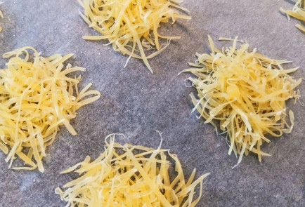 Фото шага рецепта Сырнотоматные чипсы с луком 152519 шаг 1