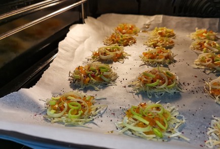 Фото шага рецепта Сырнотоматные чипсы с луком 152519 шаг 10