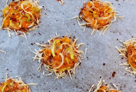 Фото шага рецепта Сырнотоматные чипсы с луком 152519 шаг 11