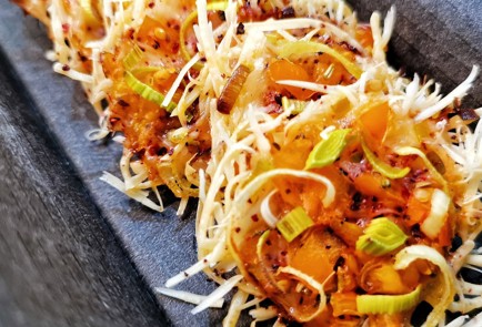 Фото шага рецепта Сырнотоматные чипсы с луком 152519 шаг 12