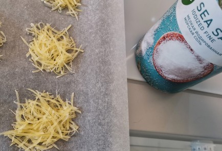 Фото шага рецепта Сырнотоматные чипсы с луком 152519 шаг 2