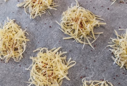 Фото шага рецепта Сырнотоматные чипсы с луком 152519 шаг 3