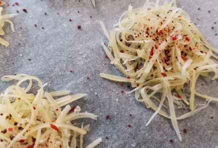 Фото шага рецепта Сырнотоматные чипсы с луком 152519 шаг 4