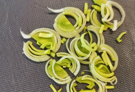 Фото шага рецепта Сырнотоматные чипсы с луком 152519 шаг 5