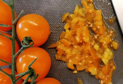 Фото шага рецепта Сырнотоматные чипсы с луком 152519 шаг 6