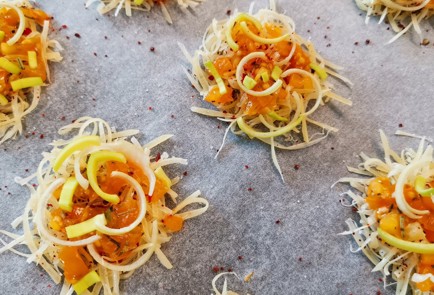 Фото шага рецепта Сырнотоматные чипсы с луком 152519 шаг 9