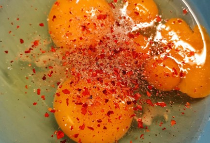 Фото шага рецепта Сырный омлет со шпинатом и соусом песто 152257 шаг 2  