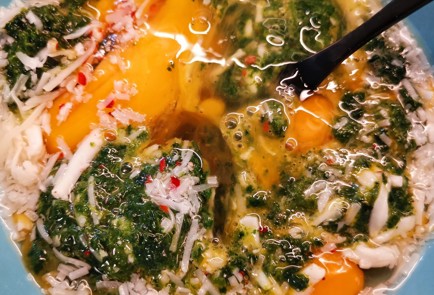 Фото шага рецепта Сырный омлет со шпинатом и соусом песто 152257 шаг 4  