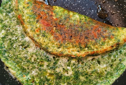 Фото шага рецепта Сырный омлет со шпинатом и соусом песто 152257 шаг 7  