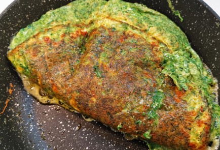 Фото шага рецепта Сырный омлет со шпинатом и соусом песто 152257 шаг 8  