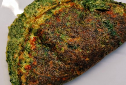 Фото шага рецепта Сырный омлет со шпинатом и соусом песто 152257 шаг 9  