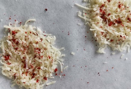 Фото шага рецепта Сырные чипсы поитальянски с кунжутом 152392 шаг 2  