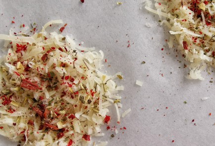 Фото шага рецепта Сырные чипсы поитальянски с кунжутом 152392 шаг 3  