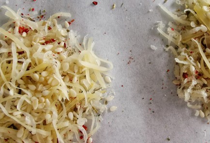 Фото шага рецепта Сырные чипсы поитальянски с кунжутом 152392 шаг 4  