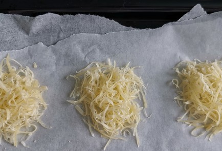 Фото шага рецепта Сырные чипсы повосточному 152390 шаг 1