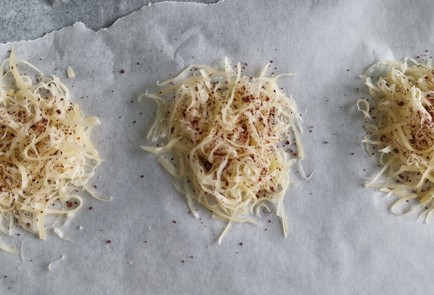 Фото шага рецепта Сырные чипсы повосточному 152390 шаг 2