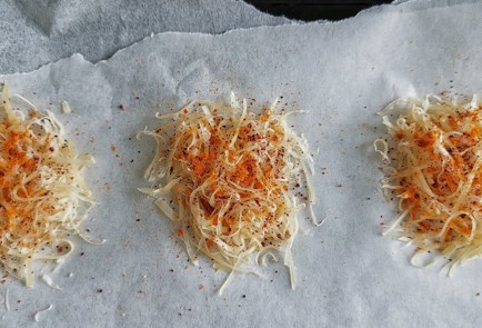 Фото шага рецепта Сырные чипсы повосточному 152390 шаг 3