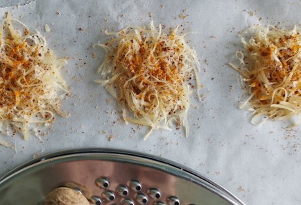 Фото шага рецепта Сырные чипсы повосточному 152390 шаг 4